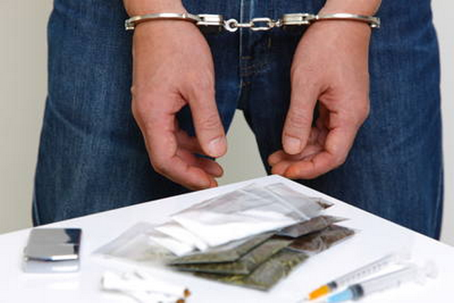На Кировоградщине у наркоторговцев изъяли марихуаны на 15 млн грн, оружие и гранаты (ФОТО)