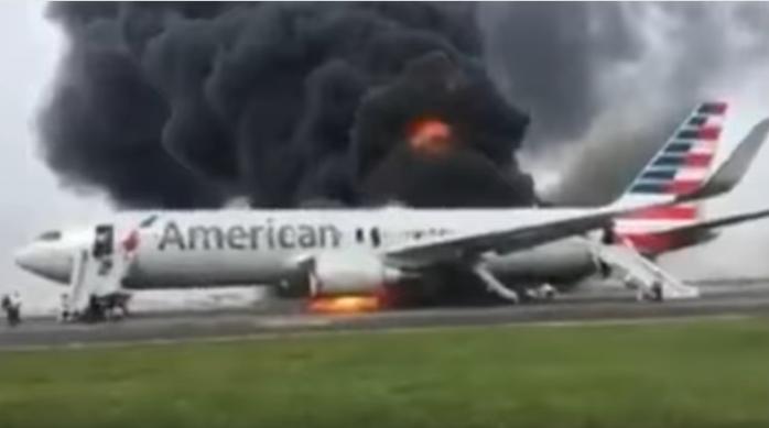 У Чикаго під час посадки загорівся літак: 20 осіб постраждало (ВІДЕО)