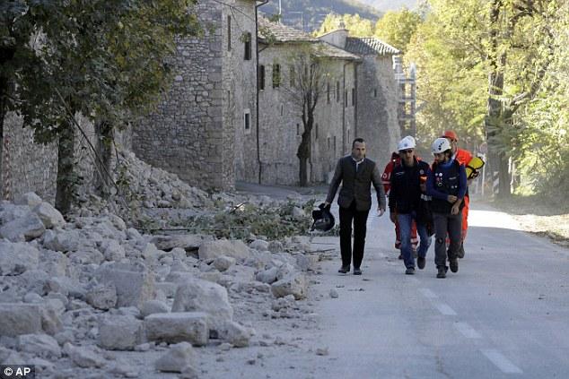 Землетрясение в Италии: 25 тысяч человек ночевали в автомобилях и палатках (ФОТО)