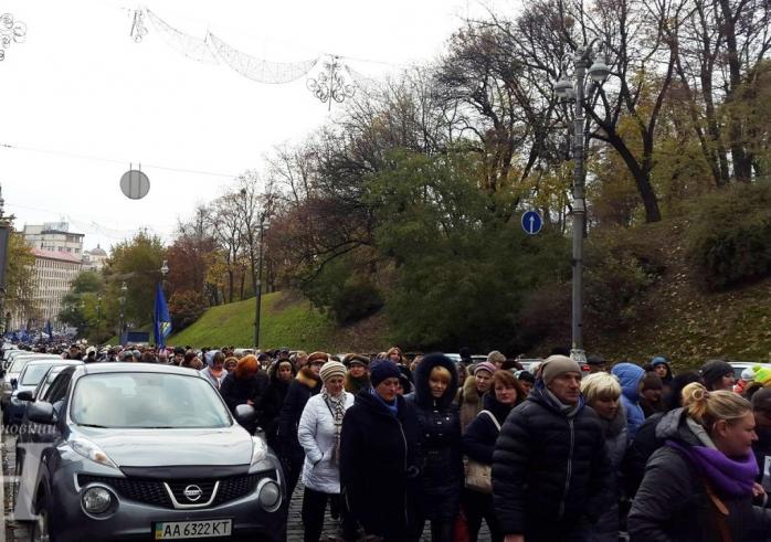 В Киеве митингующие перекрыли улицу возле Верховной Рады, прибыла Нацгвардия