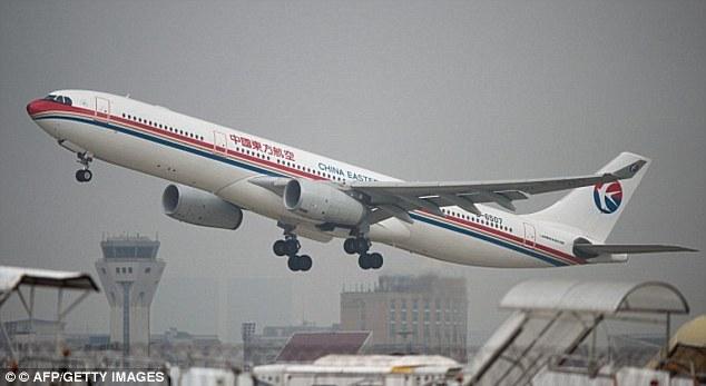 В Китае наградили пилота лайнера, избежавшего столкновения с другим самолетом (ВИДЕО)