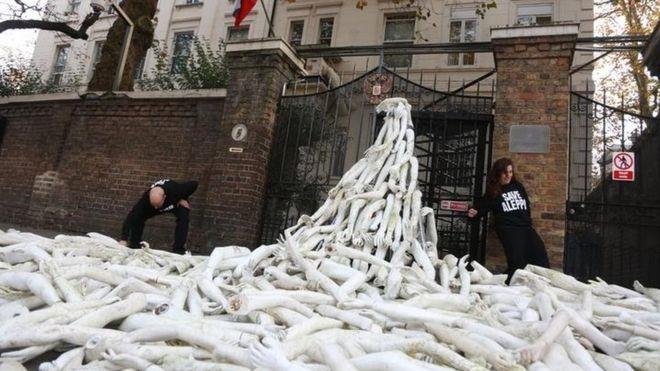 Российское посольство в Лондоне обложили сотнями протезов из-за убийств в Сирии (ФОТО)