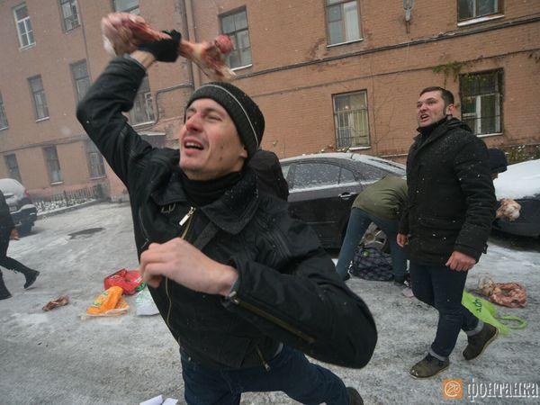 Консульство Украины в Петербурге забросали костями (ФОТО)