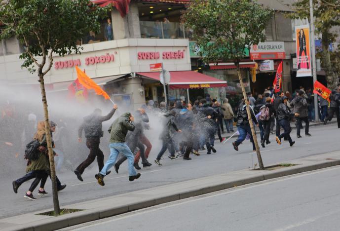 Турецкая полиция применила слезоточивый газ и водометы против демонстрантов (ФОТО, ВИДЕО)
