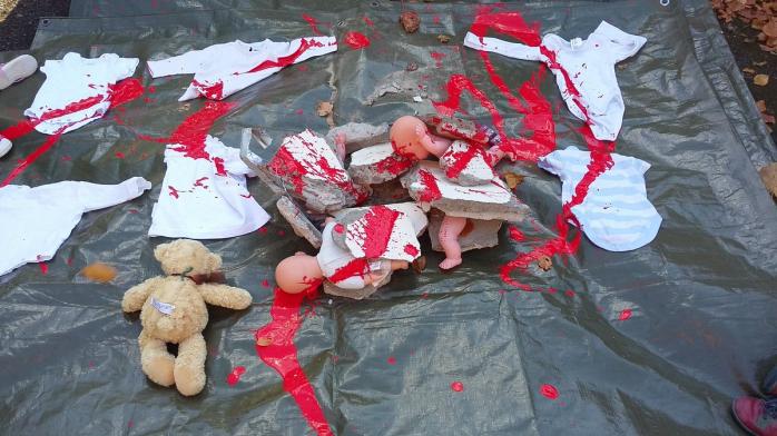 Посольство РФ в Дубліні обклали «закривавленими» ляльками дітей (ФОТО, ВІДЕО)