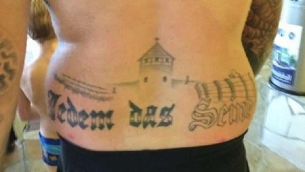 У Німеччині політика на 8 місяців відправили до в’язниці за нацистське татуювання