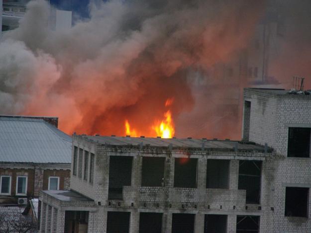 У Харкові загорівся меблевий цех, 50 осіб терміново евакуювали (ВІДЕО)