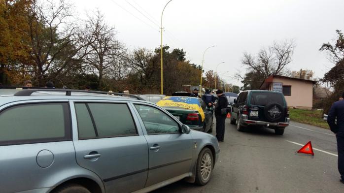 Владельцы авто с иностранными номерами заблокировали движение на границе с Румынией и Словакией (ФОТО)