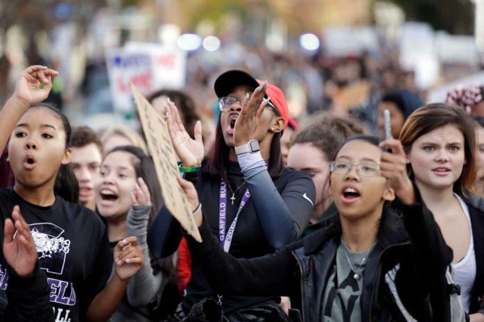 Тисячі школярів вийшли на протести проти Трампа (ФОТО)