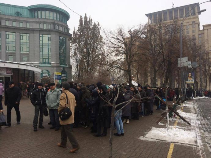 В центре Киева снова собираются митингующие, Крещатик перекрыт