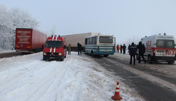 В Житомирской области фура въехала в рейсовый автобус, есть погибшие
