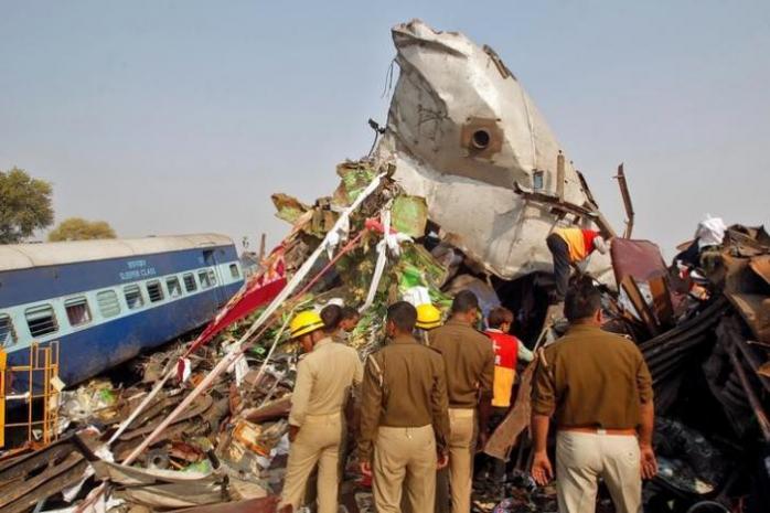 Число жертв железнодорожной катастрофы в Индии возросло до 142 (ФОТО)