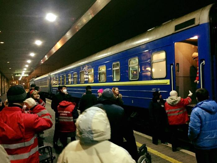 У Києві 18 дітей забрали з поїзда з отруєнням (ФОТО)