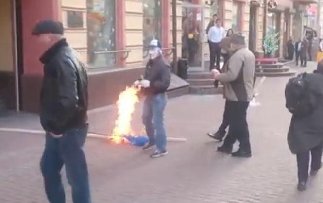 У Москві напали на Український культурний центр і спалили прапор (ВІДЕО)