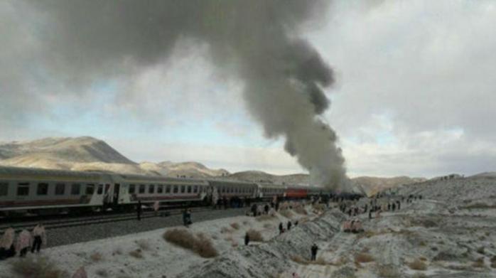 Жертвами столкновения поездов в Иране стали более 30 человек (ФОТО)