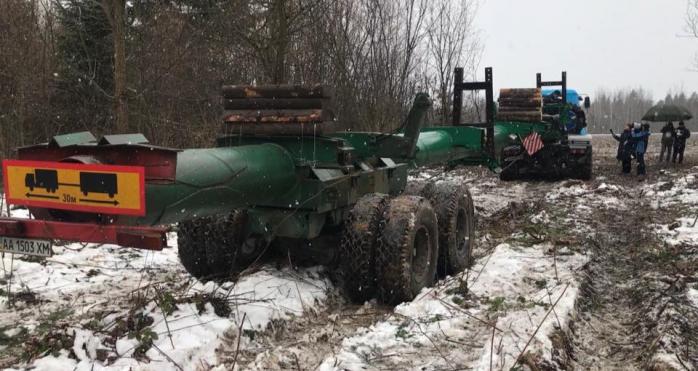 Головна ялинка країни вже виїхала з Івано-Франківщини до Києва (ФОТО)