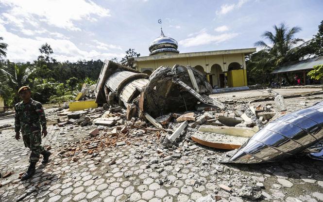 Жертвами разрушительного землетрясения в Индонезии стали около 100 человек (ФОТО, ВИДЕО)