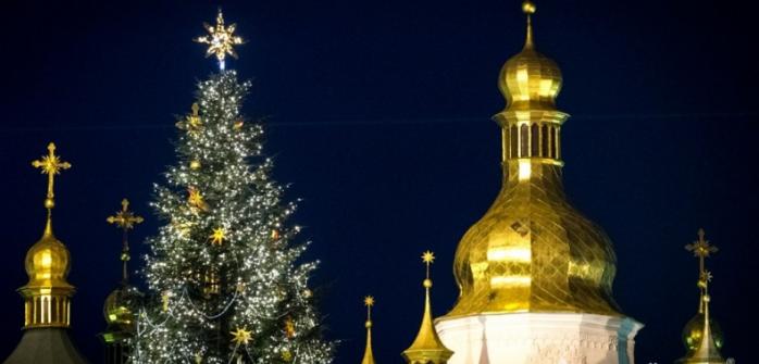 На Софийской площади почти завершили украшение новогодней елки (ФОТО)