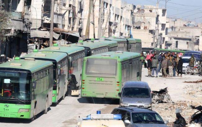 Из Алеппо в Идлиб автобусами начали вывозить повстанцев