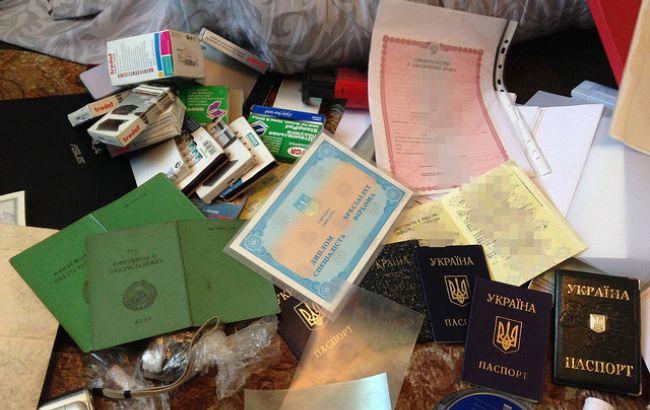 У Києві викрили злочинну групу, яка підробляла паспорти