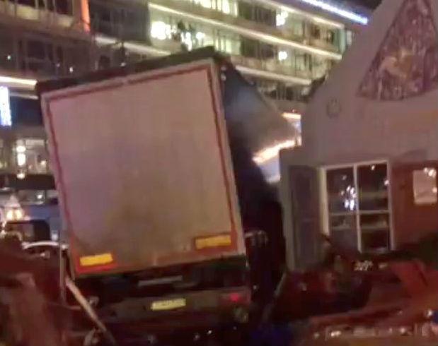 В Берлине грузовик врезался в рождественскую ярмарку, есть жертвы (ФОТО)
