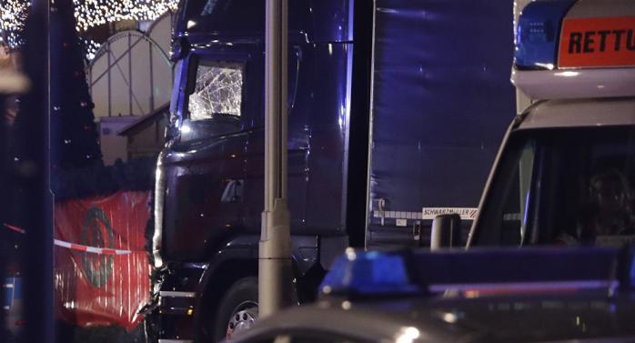 Немецкие СМИ сообщили, что берлинский террорист все еще на свободе и вооружен