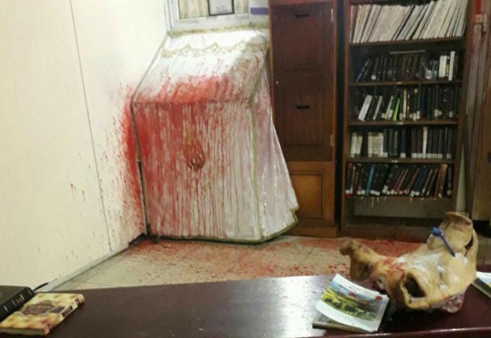 В Умані в синагогу кинули свинячу голову і облили червоною фарбою (ФОТО, ВІДЕО)