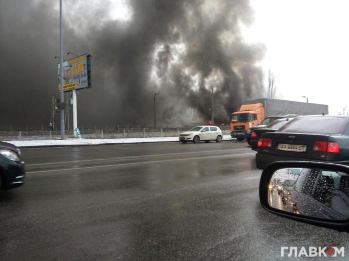 В Києві поблизу метро горить ринок (ФОТО)