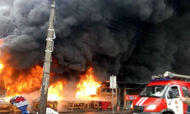 Пожар на киевском рынке: спасатели нашли тело женщины (ФОТО)
