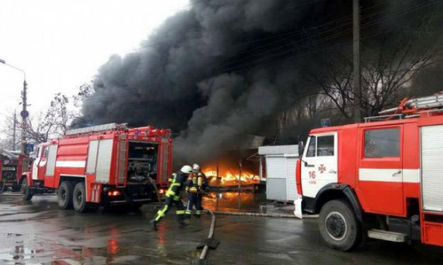 Пожар на рынке в Киеве ликвидирован