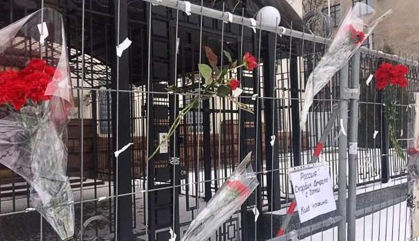 Крушение Ту-154: украинцы несут цветы к посольству РФ в Киеве (ФОТО)