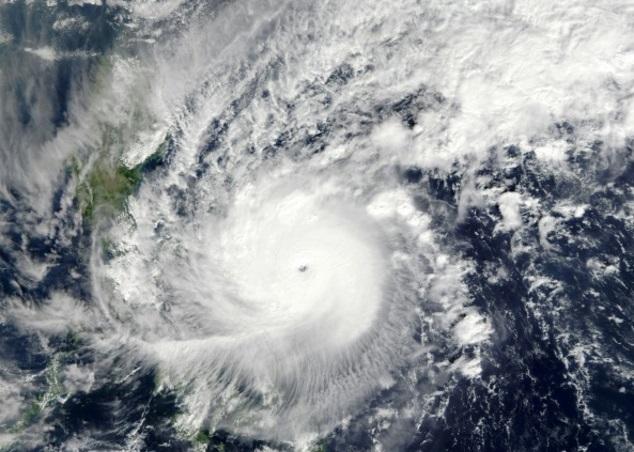 Надпотужний тайфун «Нок-тен» рухається Філіппінами, є жертви (ФОТО, ВІДЕО)