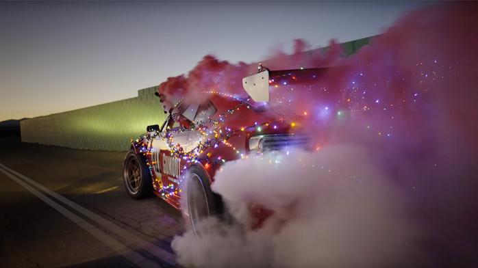 Відомий гонщик з’явився в образі Санта-Клауса на Toyota з двигуном від суперкара (ВІДЕО)
