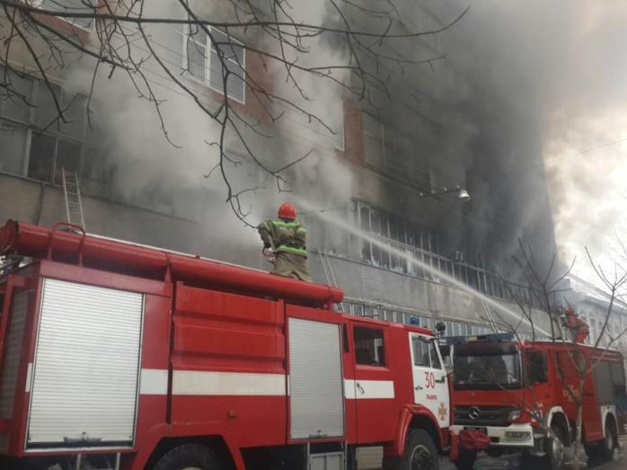 Во Львове горит помещение завода «Электрон», есть пострадавшие (ФОТО, ВИДЕО)