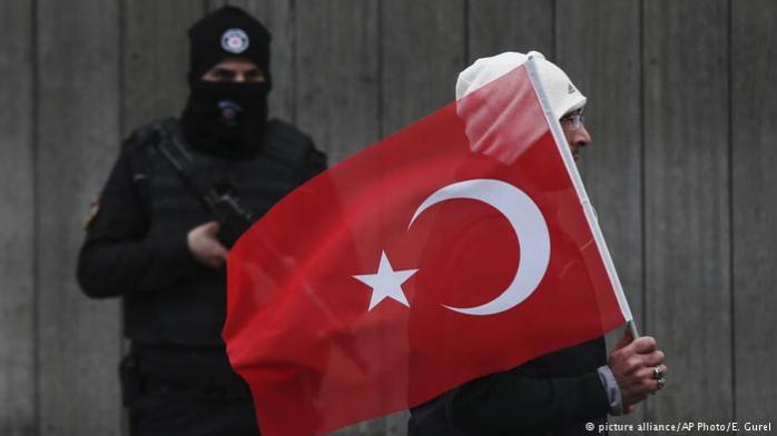 В Турции снова продлили чрезвычайное положение