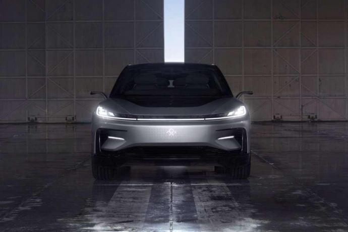 Китайский конкурент Tesla завис во время презентации (ВИДЕО)