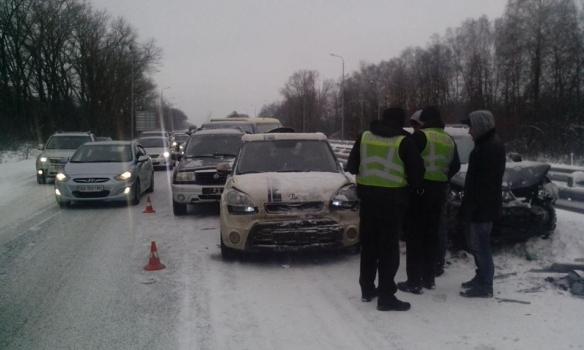 В Житомирской области на заснеженной трассе столкнулись 14 автомобилей (ФОТО)
