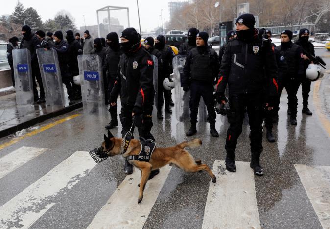 Полиция в Анкаре разогнала водометами противников конституционных изменений (ФОТО)