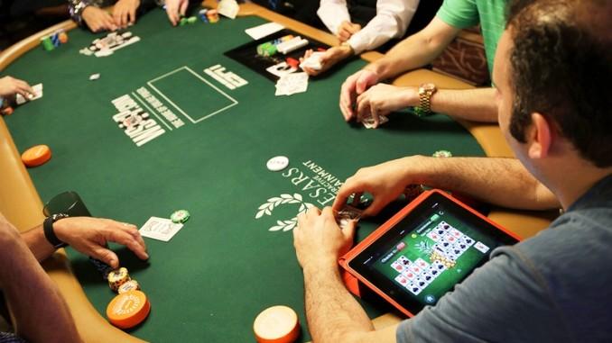 Опытные игроки в покер впервые проиграли искусственному интеллекту