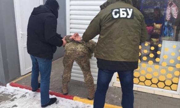 Черновицкий офицер Погранслужбы оценил помощь контрабандистам в 1 тыс. евро (ФОТО)