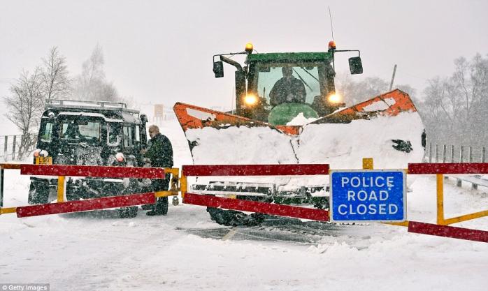 Европу накрыли снегопады и наводнения: погибли более 65 человек (ФОТО)