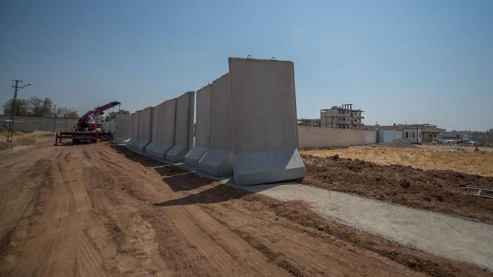Туреччина звела бетонну стіну довжиною 330 км на кордоні з Іраком та Сирією