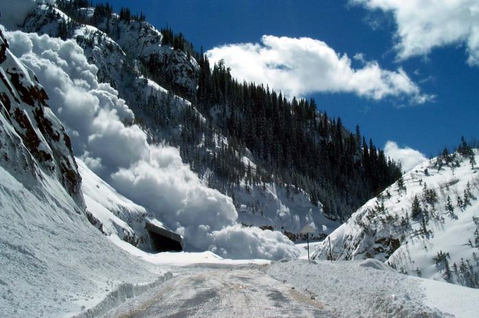 У ДСНС розповіли про снігопади, ситуацію на дорогах та сходження лавин (ФОТО)