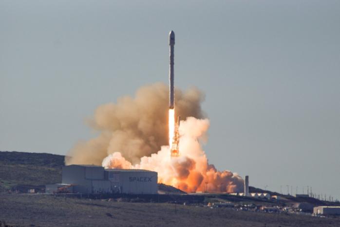 Ракета-носитель Falcon 9 успешно вывела на орбиту 10 спутников (ФОТО)