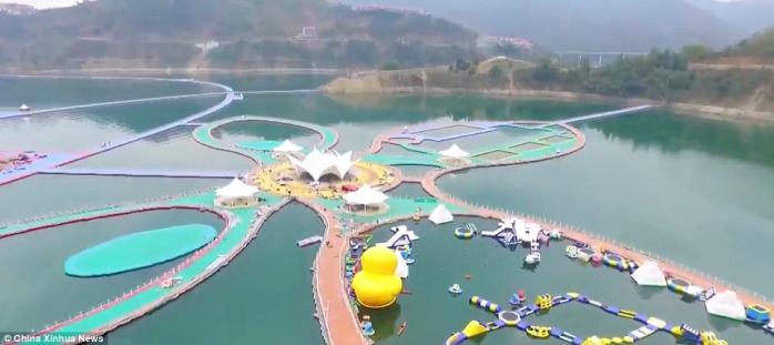 У Китаї побудували найдовшу у світі плавучу дорогу (ФОТО, ВІДЕО)