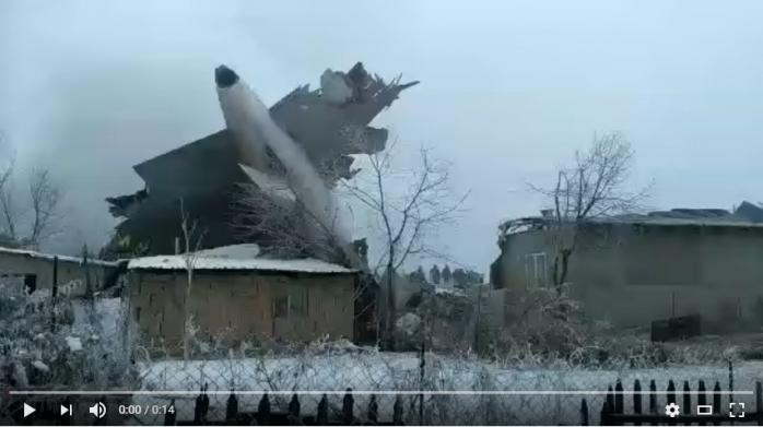 Опубликованы первые видео с места катастрофы Boeing под Бишкеком (ВИДЕО)