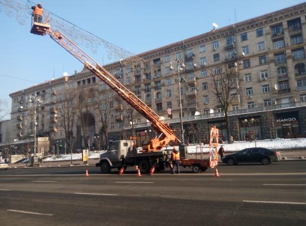 Праздники закончились. В Киеве начали убирать новогоднюю иллюминацию (ФОТО)