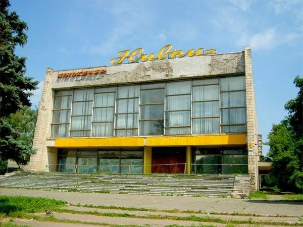 Киевский кинотеатр «Нивки» снесли, обещают построить новый в торговом центре (ФОТО)
