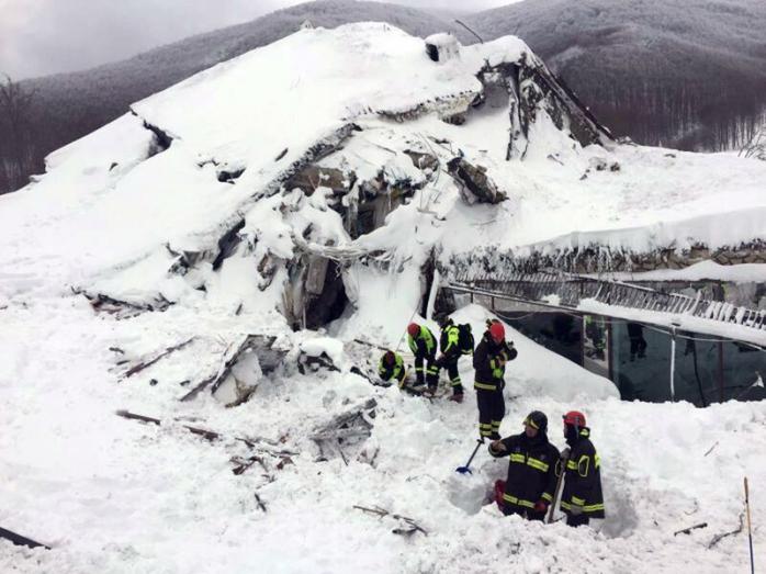 В Италии из заваленного лавиной отеля достали уже 10 выживших