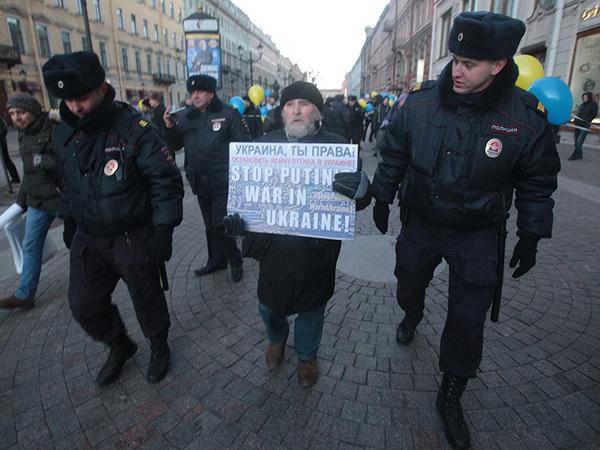 У Петербурзі затримали учасника акції проти війни в Україні (ФОТО)